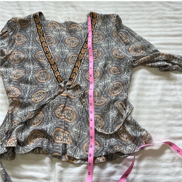 Patterned V-Neck Women's Top - Picture 16 of 16